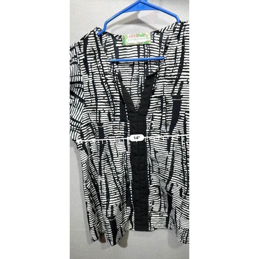 Pants Store Womens Black White Abstract Print Blouse Flutter Sleeve V Neck Top M - Picture 5 of 7